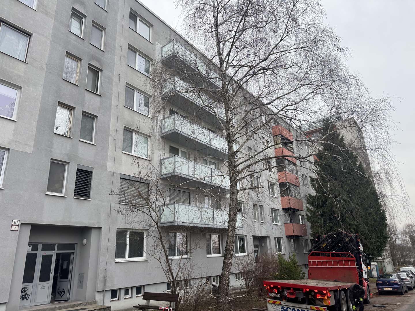 Závesný balkón na bytovom dome