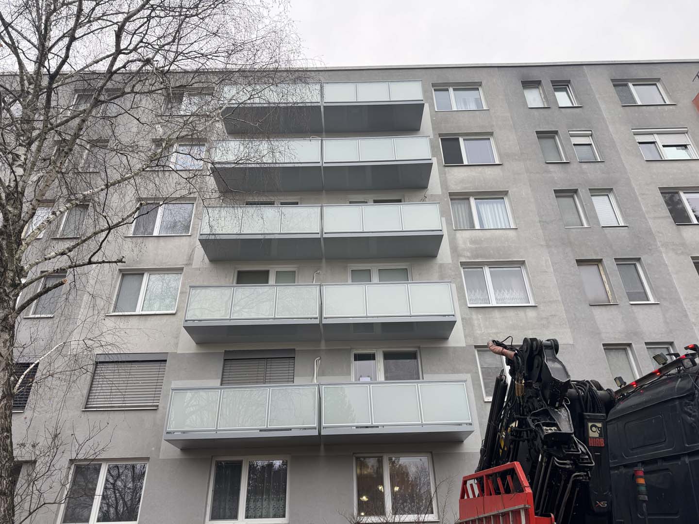 Závesný balkón — realizácia