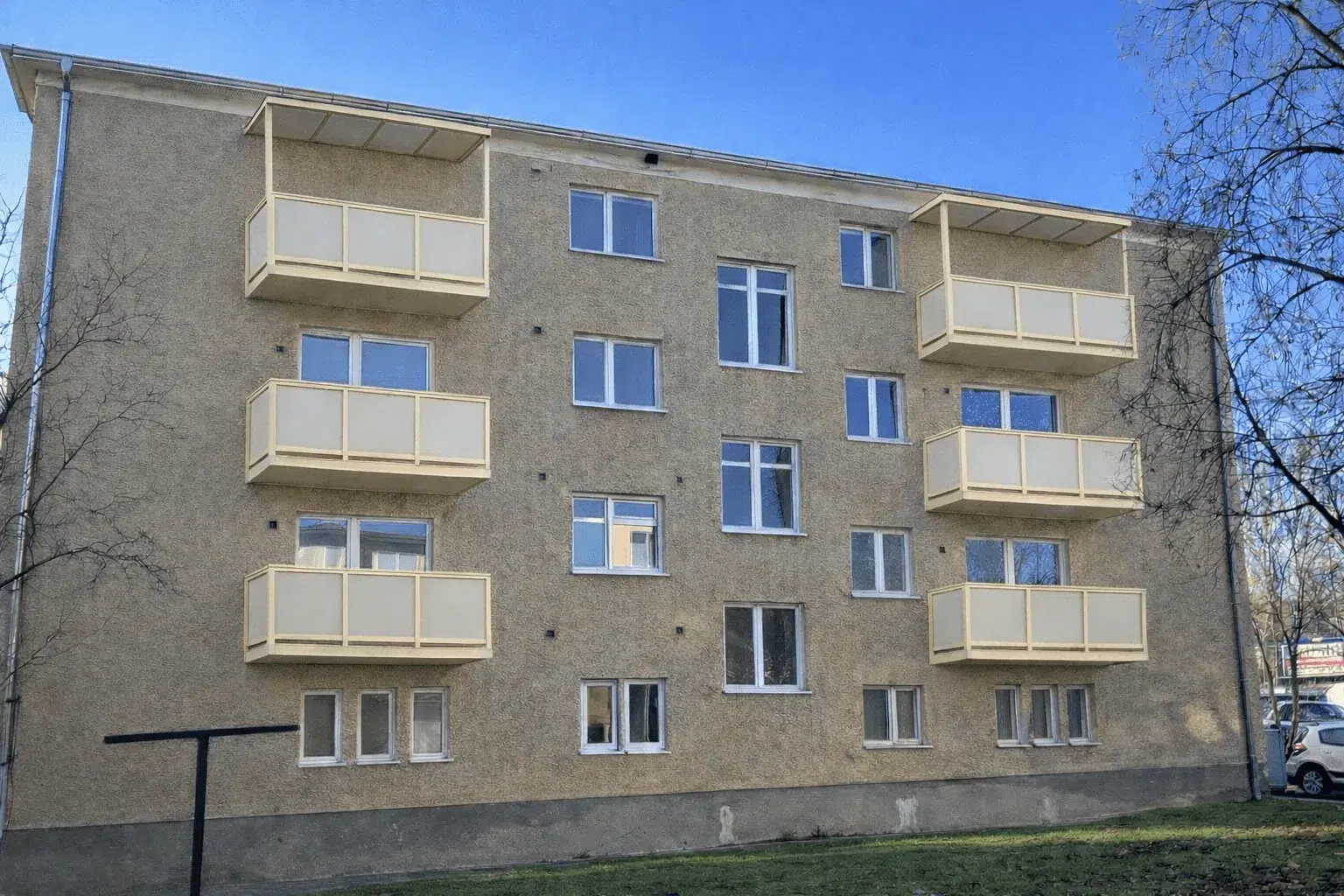 Koľko stoja závesné balkóny? Cena, čo ju ovplyvňuje a ako získať presnú ponuku