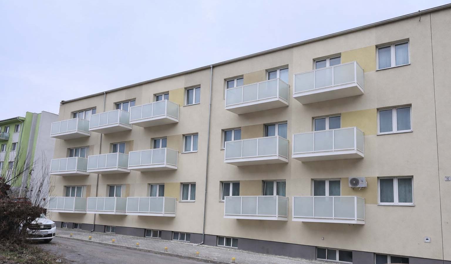 Hliníkové závesné balkóny HS ALUSYSTEM na bytovom dome v Nitre