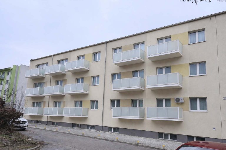 Hliníkové závesné balkóny HS ALUSYSTEM na bytovom dome v Nitre