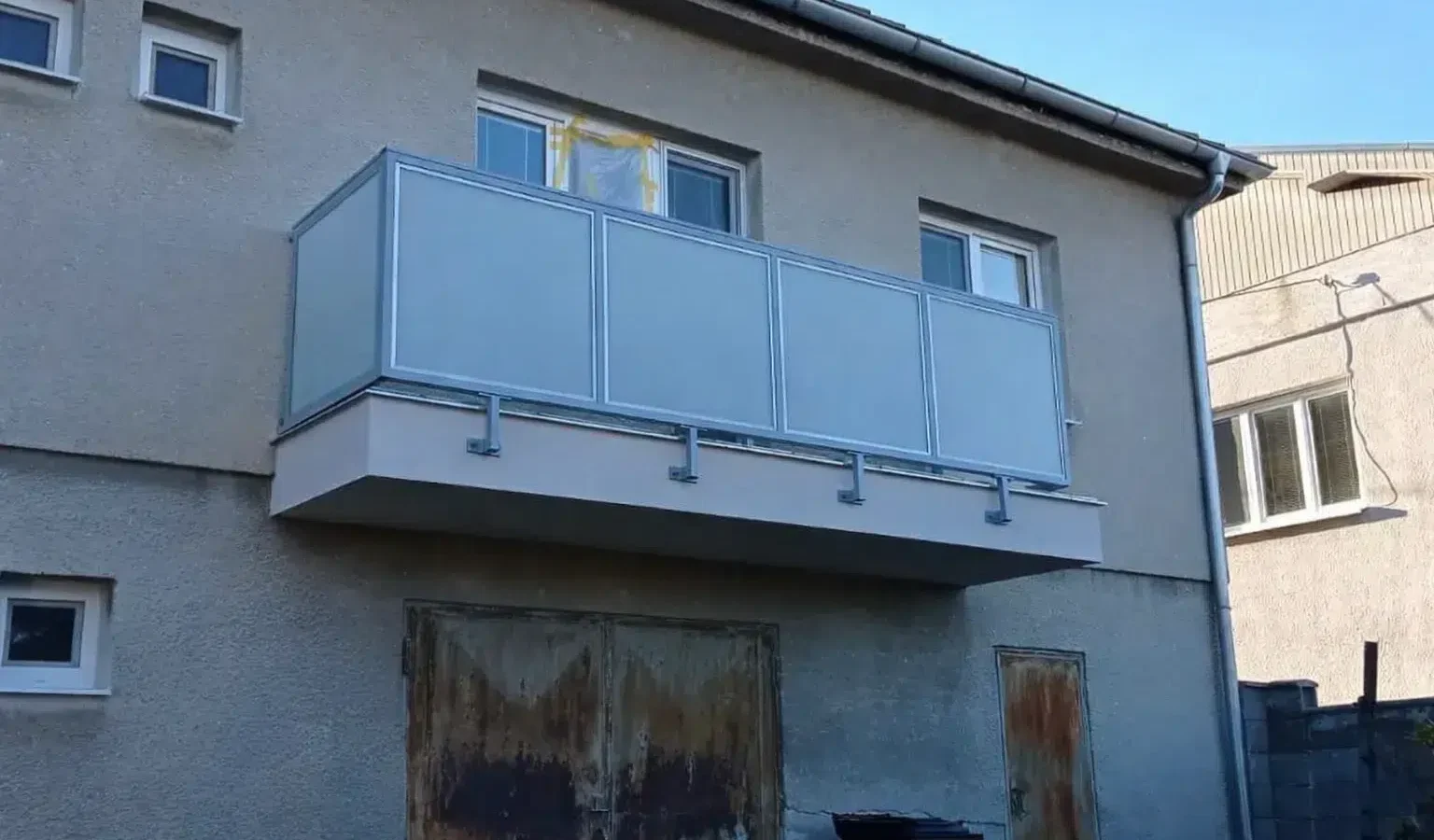 Balkónové výplne v hliníkovom zábradlí na bytovom dome od HS ALUSYSTEM