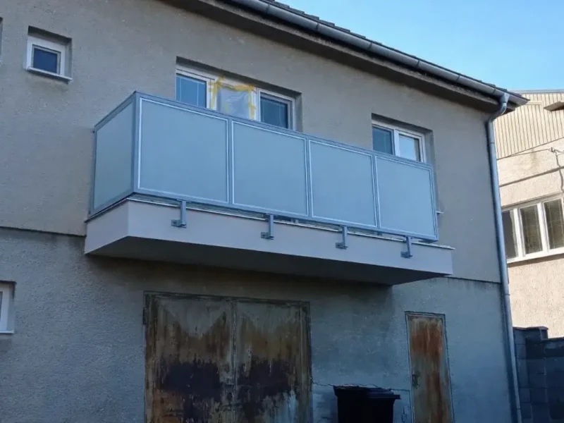 Porovnanie materiálov pre balkónové výplne z pohľadu životnosti