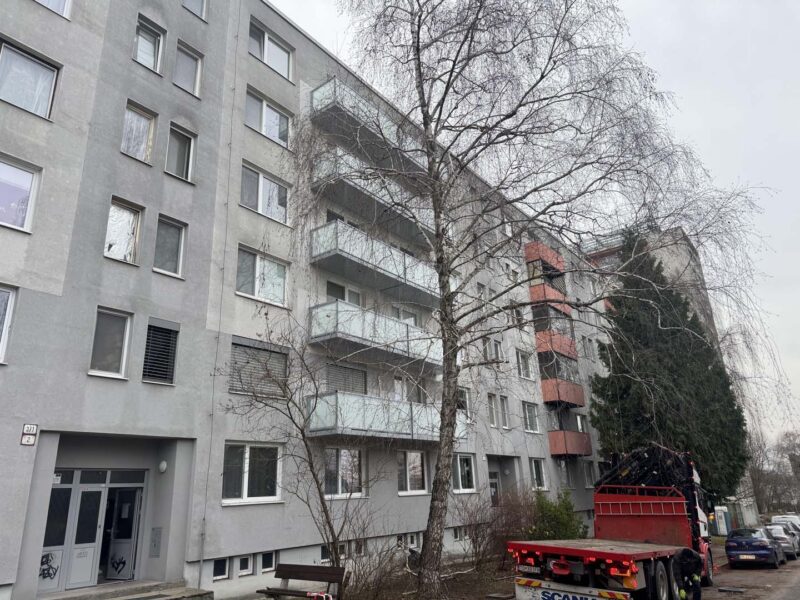 KOMAXIT na hliníkových balkónoch: odolnosť, farby a údržba