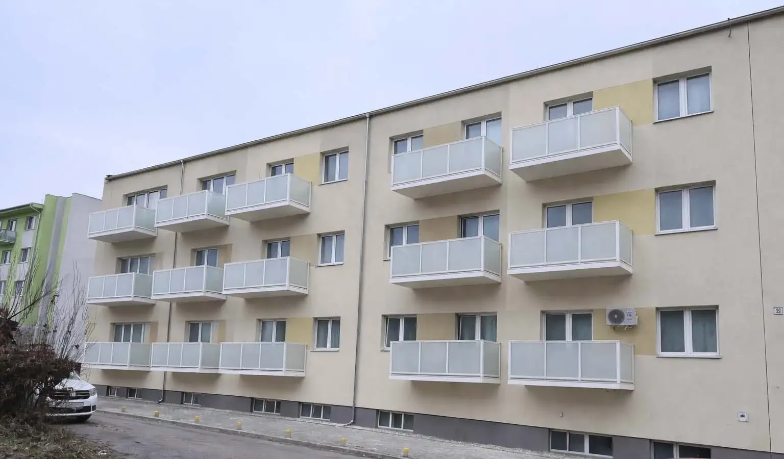 Hliníkové závesné balkóny s riešenou podlahou a odvodnením na fasáde bytového domu
